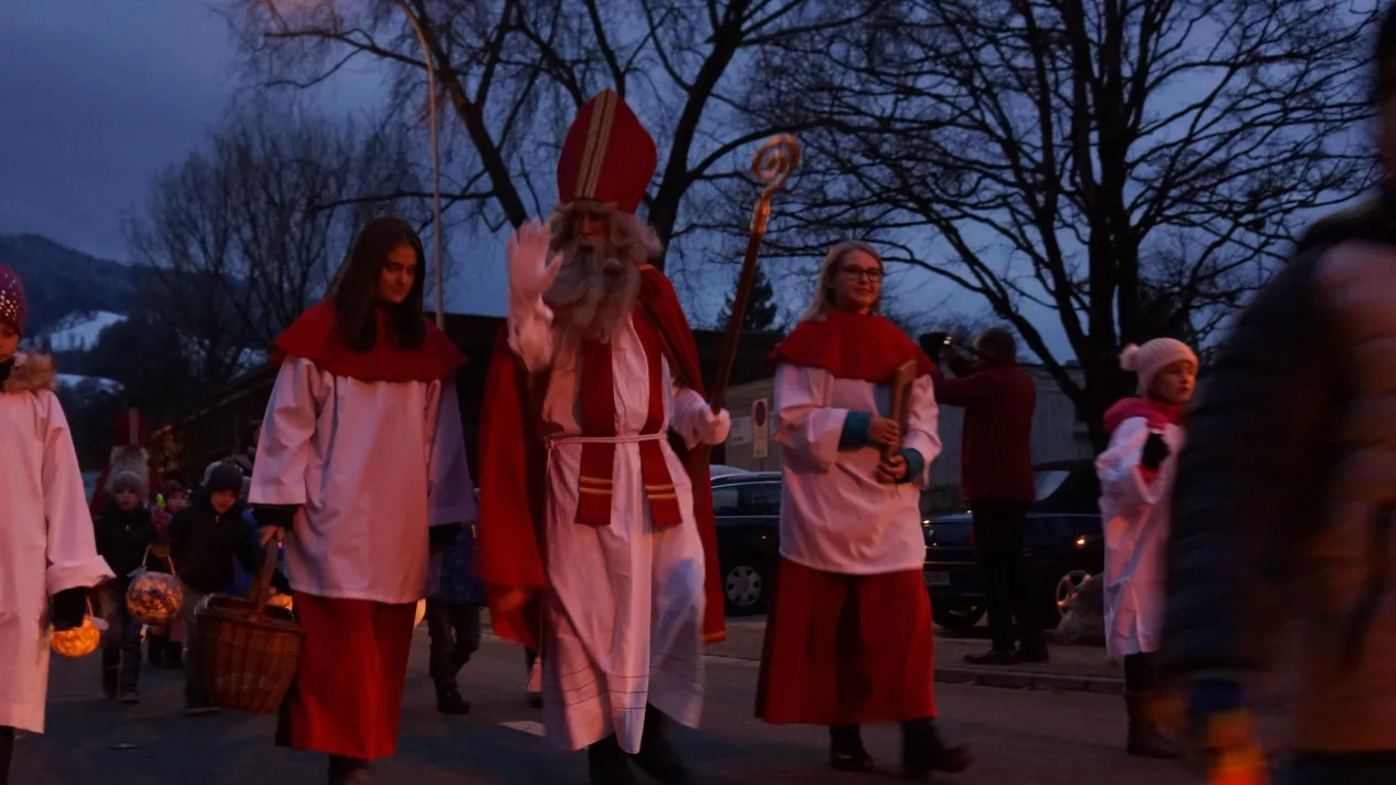 Bild Einzug Samichlaus (Foto: Verschiedene) Bild Einzug Samichlaus (Foto: Verschiedene)
